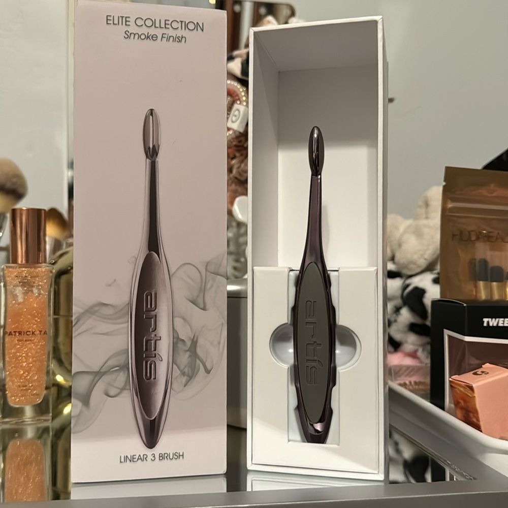 🎉HP🎉NWT Artis Elite collection Smoke Finish Linear 3 Brush
